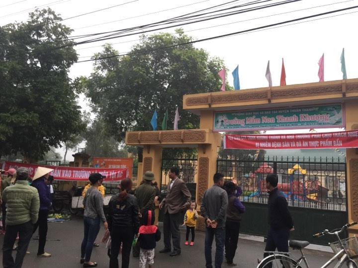 Phụ huynh bức xúc tập trung trước cổng trường, yêu cầu làm rõ nguyên nhân trẻ nhiễm sán