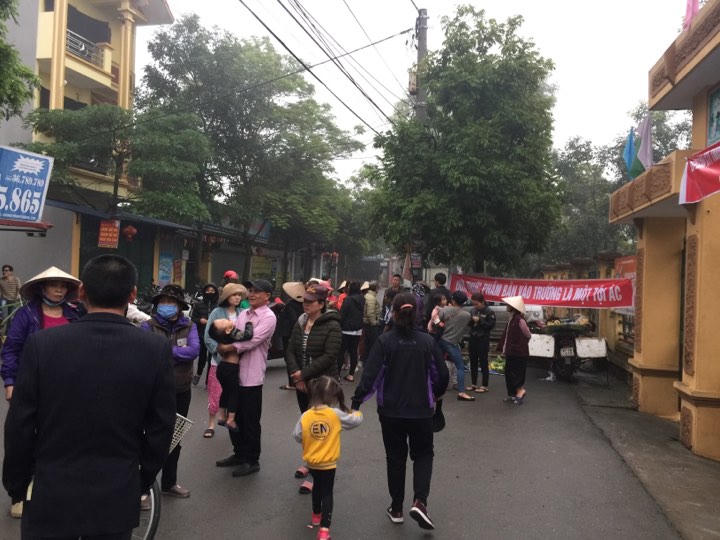 Phụ huynh bức xúc tập trung trước cổng trường, yêu cầu làm rõ nguyên nhân trẻ nhiễm sán