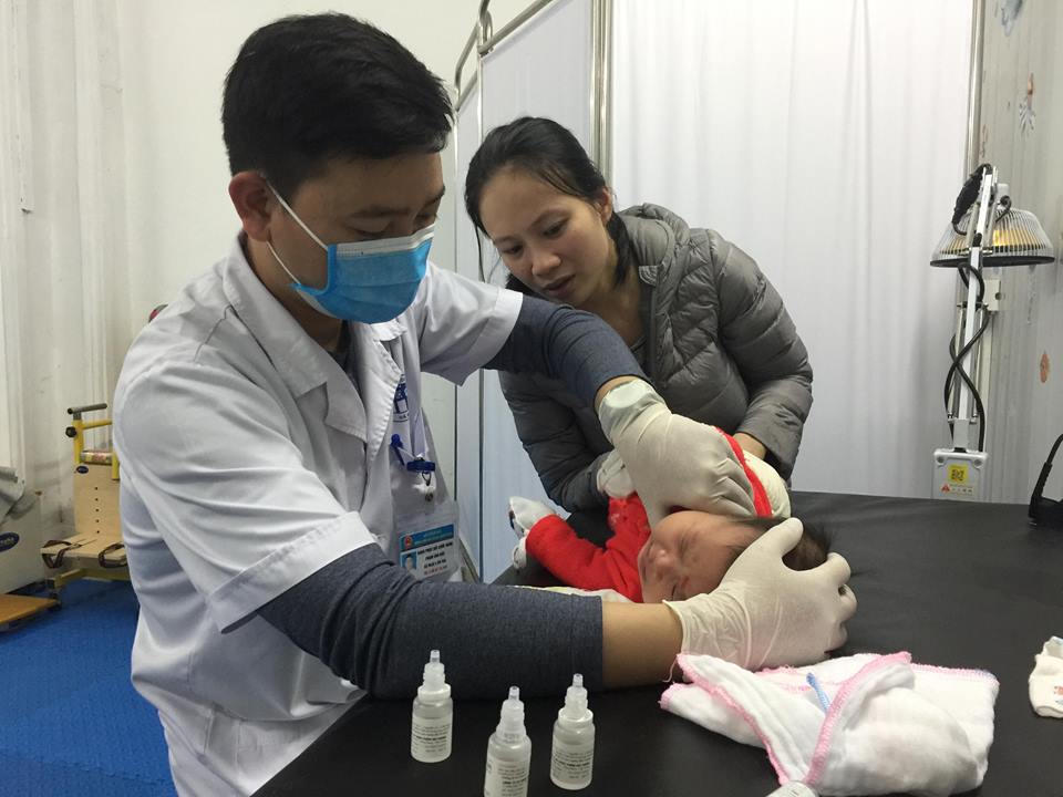 'Vỗ rung long đờm' có ảnh hưởng lồng ngực của trẻ?