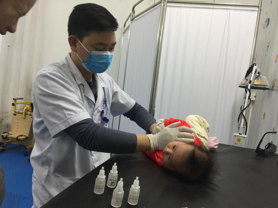 'Vỗ rung long đờm' có ảnh hưởng lồng ngực của trẻ?