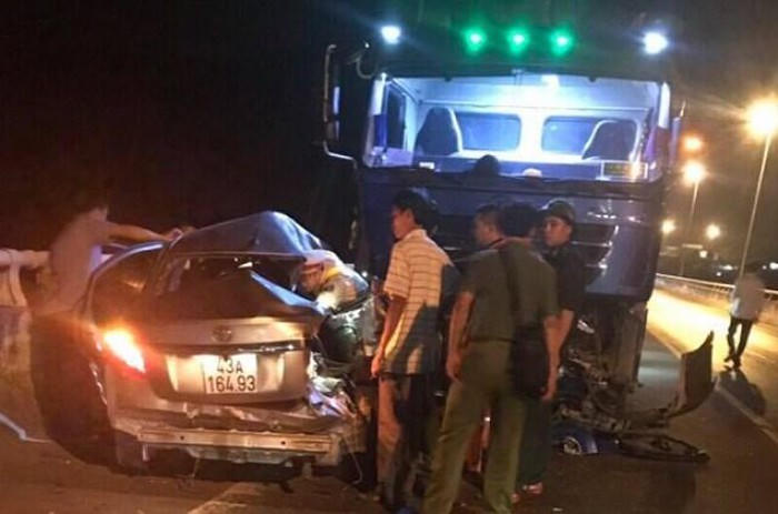 Ôtô con “đấu đầu” xe tải khiến 2 người tử vong