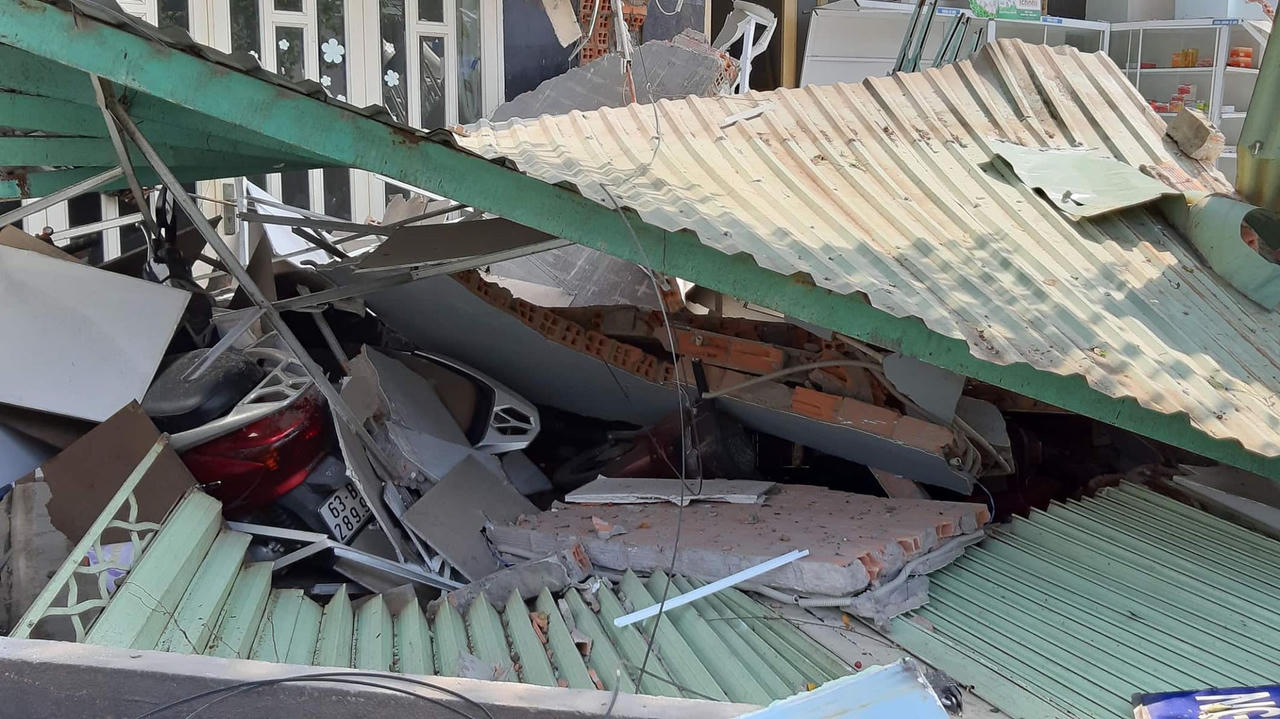 Xe đầu kéo tông sập 3 nhà dân khi 14 người đang ngủ say