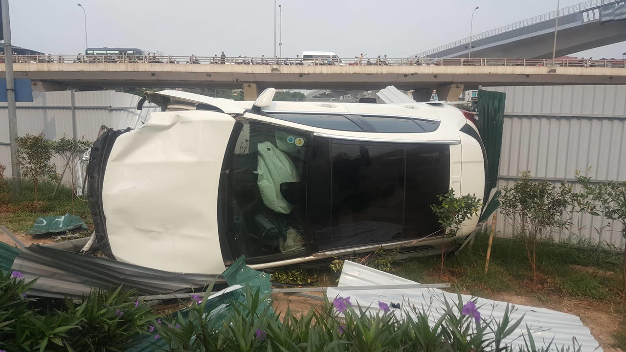 Nữ tài xế xe Mercedes đâm liên hoàn vào 3 xe máy khiến nhiều người bị thương 