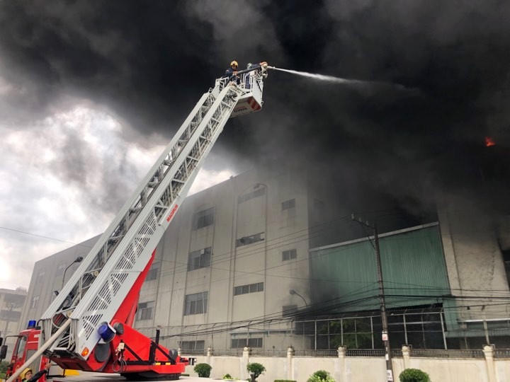 Cháy dữ dội xưởng sản xuất băng keo tại Bình Dương 