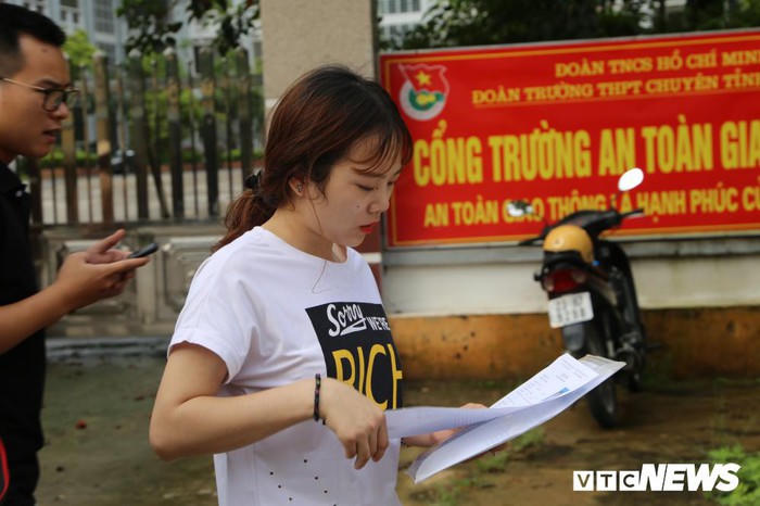 Một nữ sinh Hà Giang bật khóc không được vào thi vì đến muộn