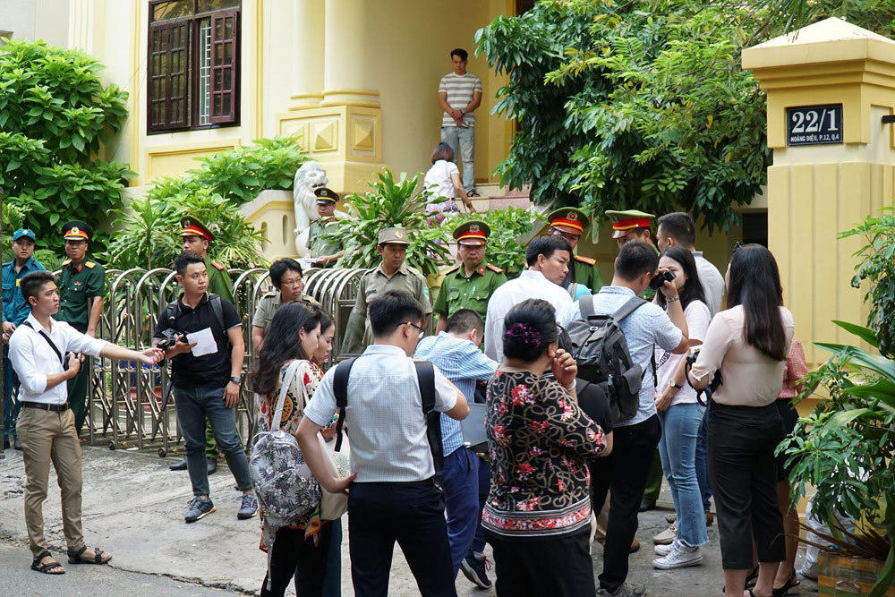 Ông Nguyễn Hữu Linh vội vàng đến tòa án rồi chạy trốn ống kính phóng viên 