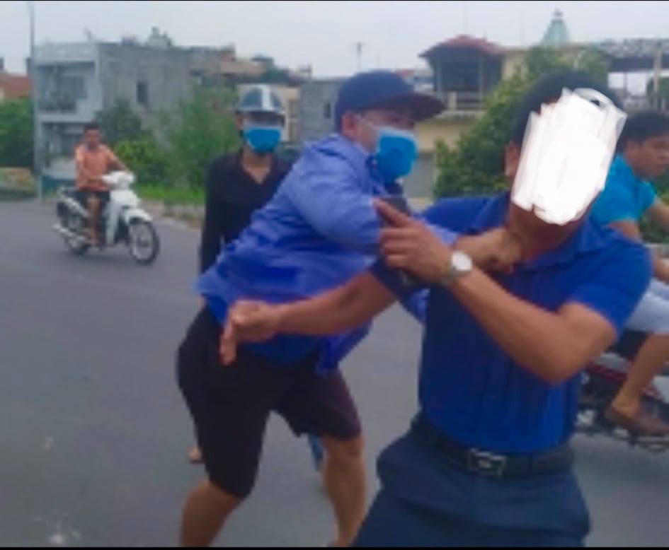Nhóm phóng viên bất ngờ bị chặn đánh tới tấp khi vừa ra khỏi trụ sở UBND phường Long Biên