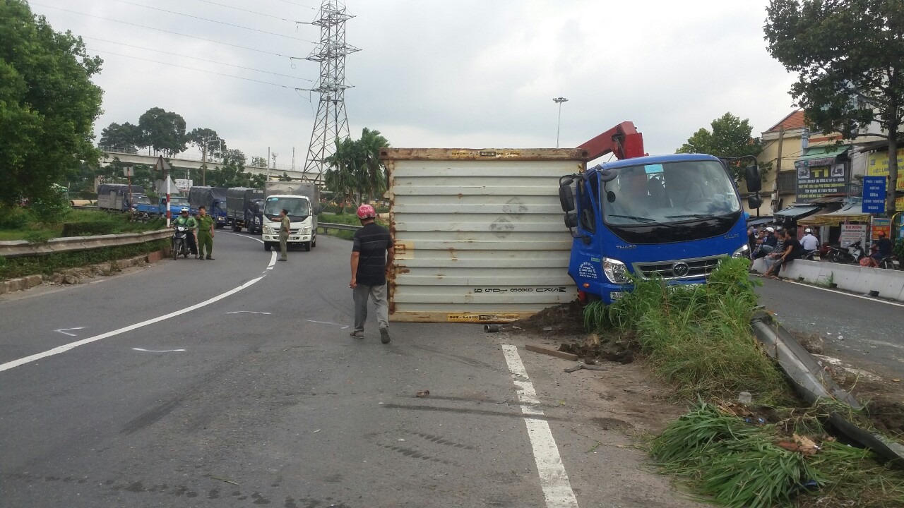 Thùng hàng container bất ngờ rơi xuống đường đè xe tải