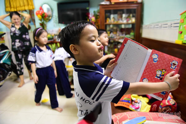 5 dua tre trong ca sinh nam dau tien cua Viet Nam hao huc vao lop 1 hinh anh 12