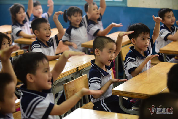 5 dua tre trong ca sinh nam dau tien cua Viet Nam hao huc vao lop 1 hinh anh 5