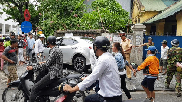 Huế: Nữ tài xế nghi đạp nhầm chân ga, xế hộp cuốn xe máy vào gầm, 3 người nhập viện