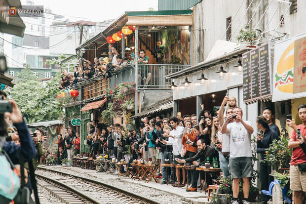 Bộ GTVT kiến nghị giải tán các điểm ngồi uống cà phê trong lòng đường sắt