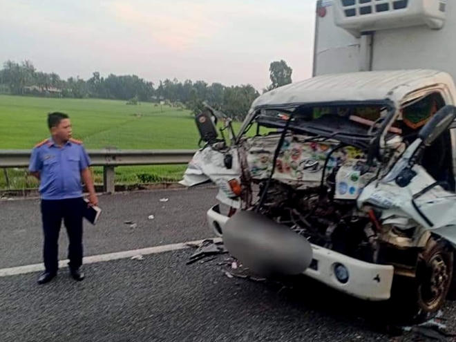 Xe tải biến dạng đầu sau va chạm trên cao tốc, 2 cha con tử vong