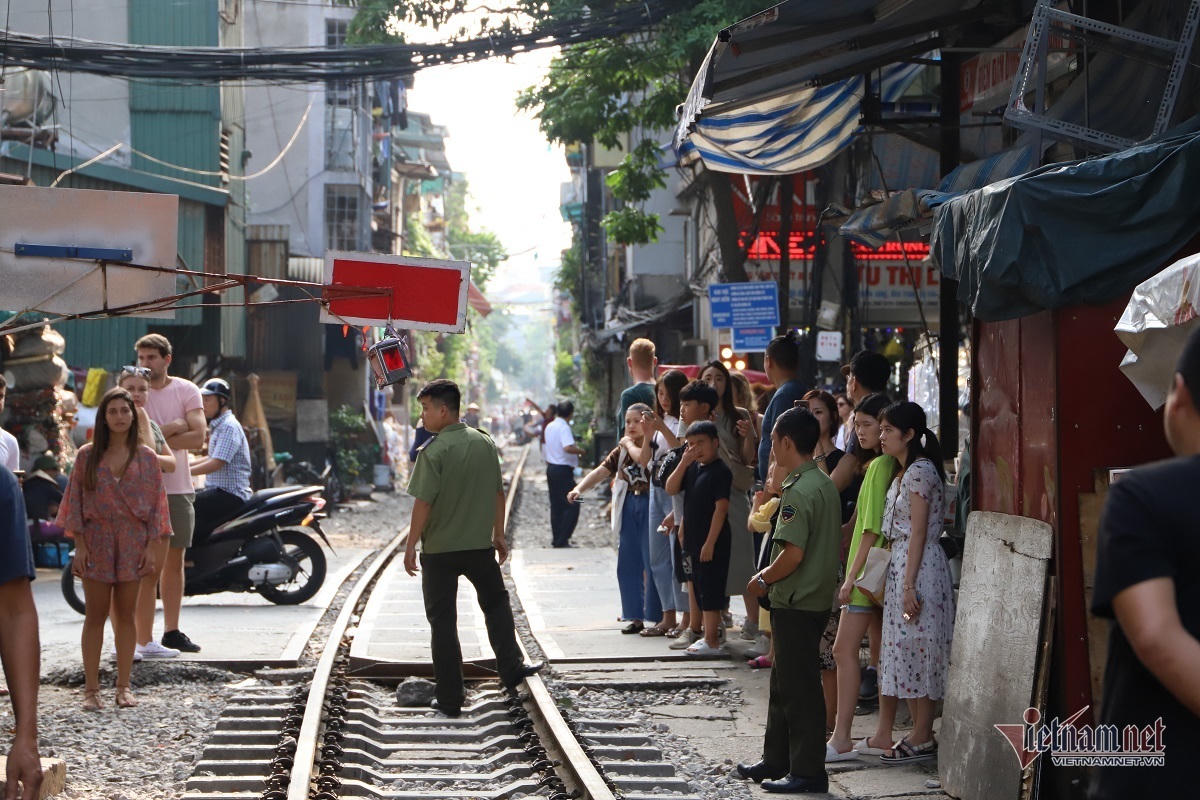 'Ngoại bất nhập', đóng cửa cà phê đường tàu từ sáng nay