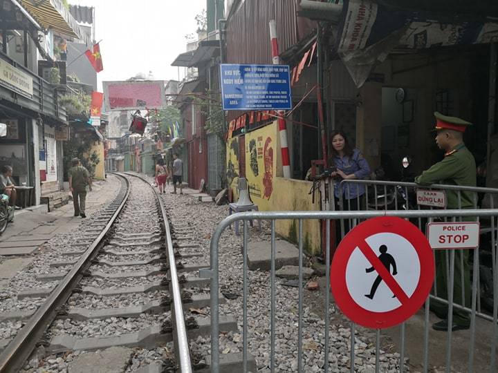 'Ngoại bất nhập', đóng cửa cà phê đường tàu từ sáng nay