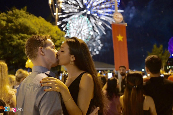 Cac cap doi trao nhau nu hon don nam moi 2020 hinh anh 4 8_zing.jpg