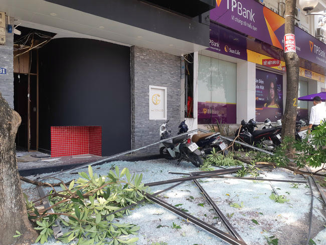 Hà Nội: Nổ lớn tại đường Kim Mã, xe taxi đang lưu thông bị chọc thủng nóc - Ảnh 3. Hà Nội: Nổ lớn tại đường Kim Mã, xe taxi đang lưu thông bị chọc thủng nóc - Ảnh 3.