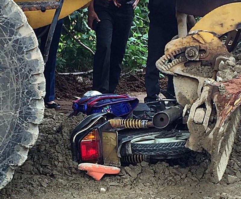 Xe ủi đất chạy lùi cuốn 2 mẹ con vào gầm - ảnh 2