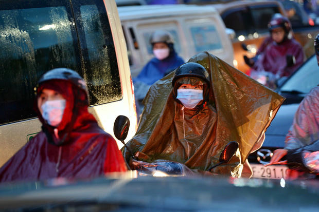 Hà Nội: Nhiều tuyến đường tắc cứng, người dân vật vã về nhà trong cơn mưa tầm tã do ảnh hưởng của bão số 7 - Ảnh 10.