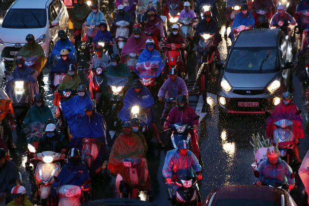 Hà Nội: Nhiều tuyến đường tắc cứng, người dân vật vã về nhà trong cơn mưa tầm tã do ảnh hưởng của bão số 7-12