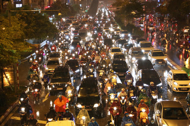 Hà Nội: Nhiều tuyến đường tắc cứng, người dân vật vã về nhà trong cơn mưa tầm tã do ảnh hưởng của bão số 7-13