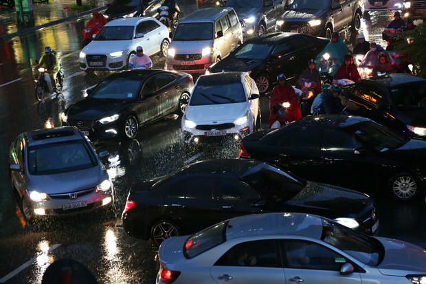 Hà Nội: Nhiều tuyến đường tắc cứng, người dân vật vã về nhà trong cơn mưa tầm tã do ảnh hưởng của bão số 7-7