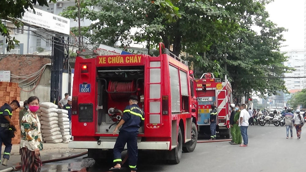 Giải cứu thành công 3 người trong vụ cháy ở công trình xây dựng Công ty Thủy Lợi 4 Xe chữa cháy có mặt tại hiện trường khống chế đám cháy