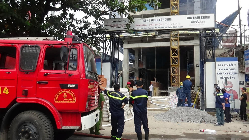 Giải cứu thành công 3 người trong vụ cháy ở công trình xây dựng Công ty Thủy Lợi 4 Các cán bộ chiến sĩ PCCC nhanh chóng có mặt tại hiện trường