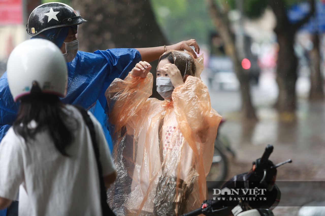 Phụ huynh, sĩ tử vái vọng bên ngoài Văn Miếu cầu may khi thi vào lớp 10 