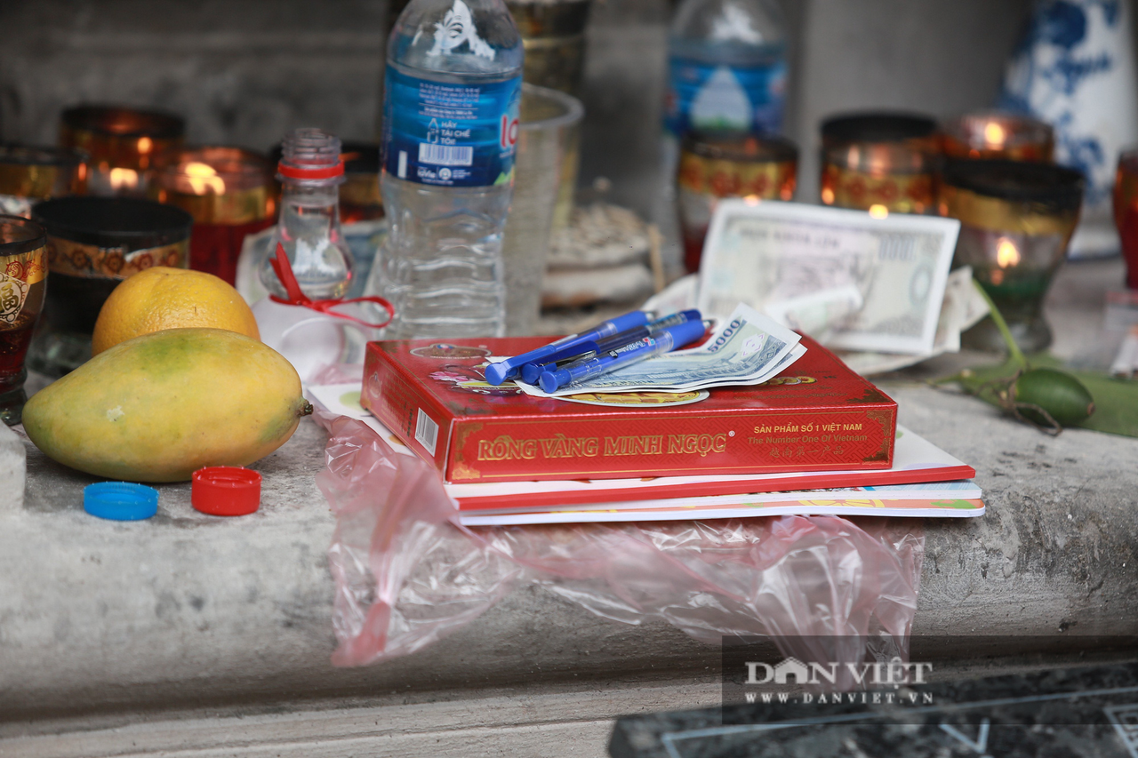 Phụ huynh, sĩ tử vái vọng bên ngoài Văn Miếu cầu may khi thi vào lớp 10 