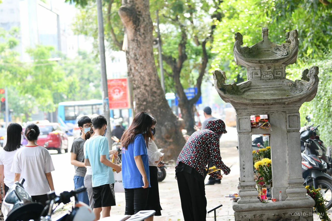 Phụ huynh, sĩ tử vái vọng bên ngoài Văn Miếu cầu may khi thi vào lớp 10 