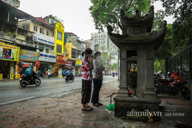 Phụ huynh, sĩ tử vái vọng bên ngoài Văn Miếu cầu may khi thi vào lớp 10 