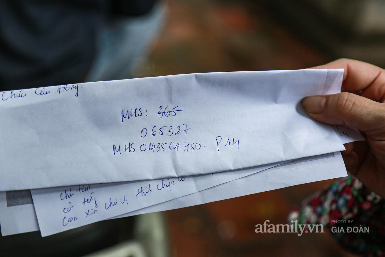 Phụ huynh, sĩ tử vái vọng bên ngoài Văn Miếu cầu may khi thi vào lớp 10 