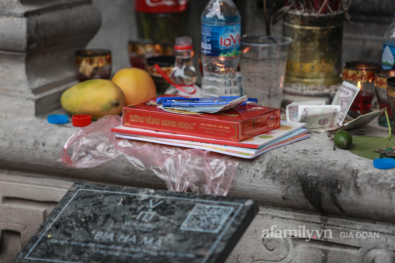 Phụ huynh, sĩ tử vái vọng bên ngoài Văn Miếu cầu may khi thi vào lớp 10 