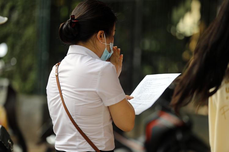 Phụ huynh, sĩ tử vái vọng bên ngoài Văn Miếu cầu may khi thi vào lớp 10 