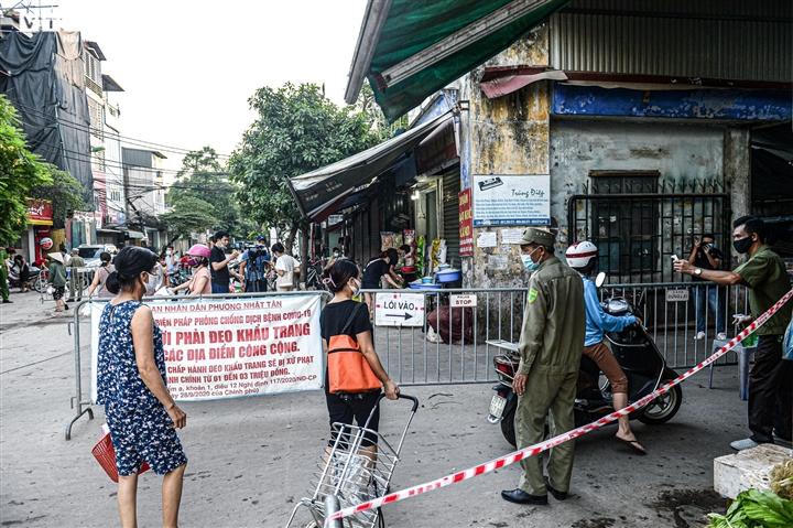 Lần đầu tiên người dân Hà Nội có "thẻ đi chợ", "thẻ lao động"