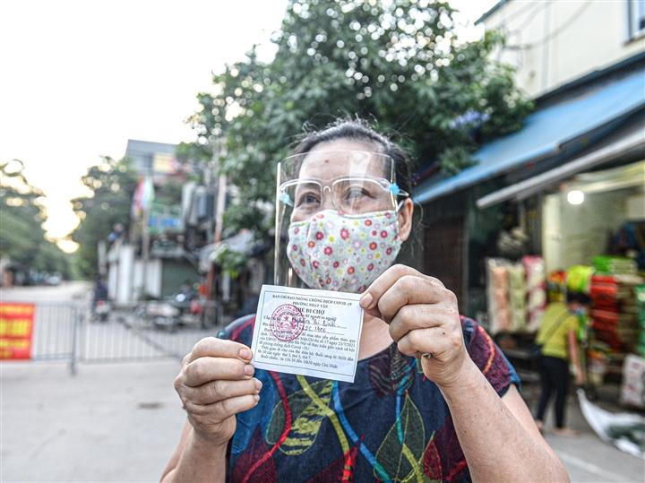 Lần đầu tiên người dân Hà Nội có "thẻ đi chợ", "thẻ lao động"