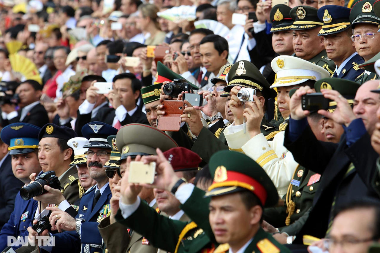 Ngắm Lễ diễu binh hùng tráng, rộn ràng đường phố Thủ đô dịp Quốc khánh 2015