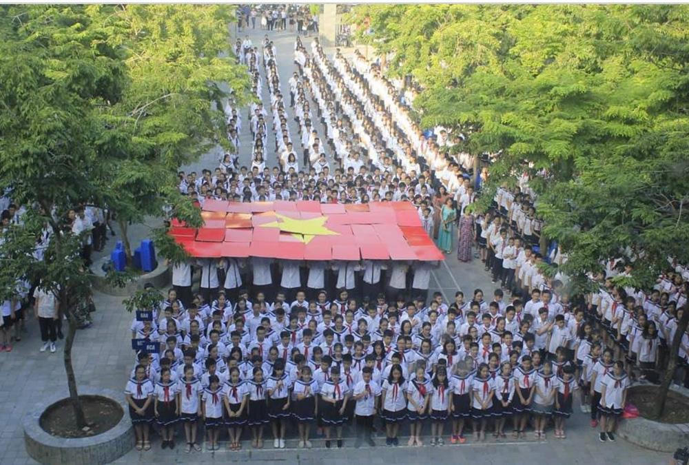 Xúc động hình ảnh cô Phó Hiệu trưởng phát biểu khai giảng giữa sân trường vắng bóng học sinh