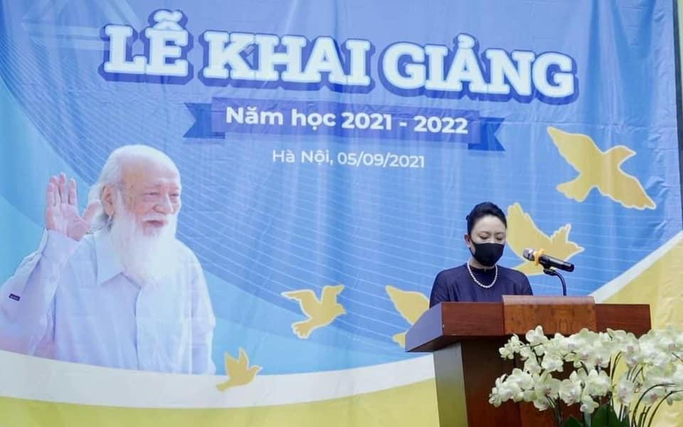 Xúc động hình ảnh cô Phó Hiệu trưởng phát biểu khai giảng giữa sân trường vắng bóng học sinh