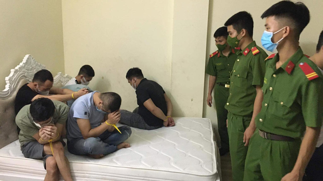 Gần 20 nam thanh nữ tú thuê nhà nghỉ để 'bay lắc' 