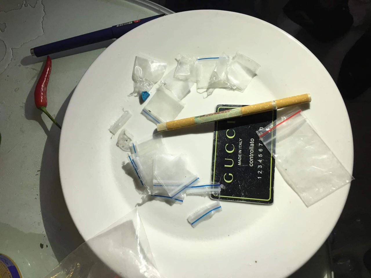 Gần 20 nam thanh nữ tú thuê nhà nghỉ để 'bay lắc' 