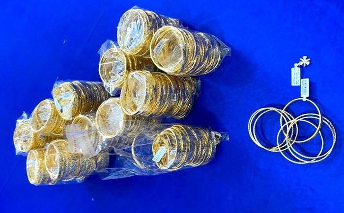 Tạm giữ người chở 2,2 kg kim loại màu vàng từ Việt Nam sang Campuchia 