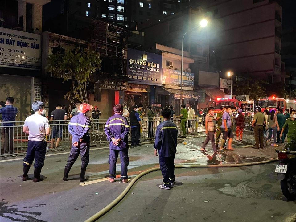 Cháy 2 căn nhà sau tiếng nổ lớn khiến 5 người thương vong