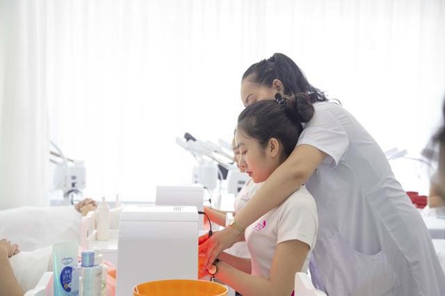 Vì sao học nghề làm đẹp thu hút nhiều bạn trẻ? 