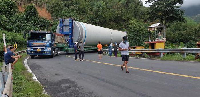 Xe siêu trường chở thiết bị điện gió chắn ngang đèo Phượng Hoàng