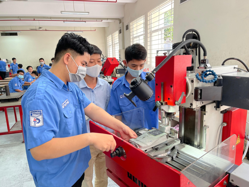 Sinh viên lo ra trường muộn vì dịch COVID-19