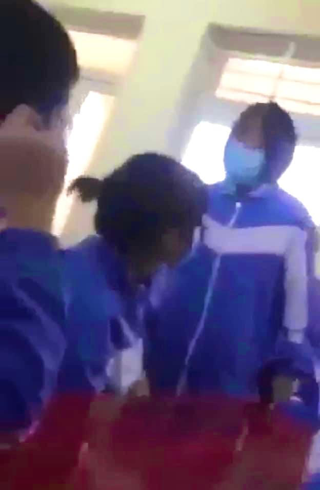 Xôn xao cảnh nữ sinh ở Quảng Bình tát liên tiếp vào mặt bạn trong lớp học