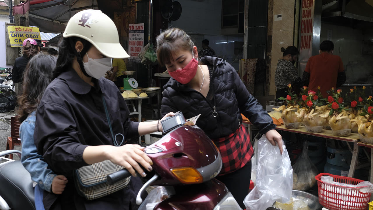 'Gà ngậm hoa hồng' khu phố cổ Hà Nội đắt khách ngày ông Công ông Táo