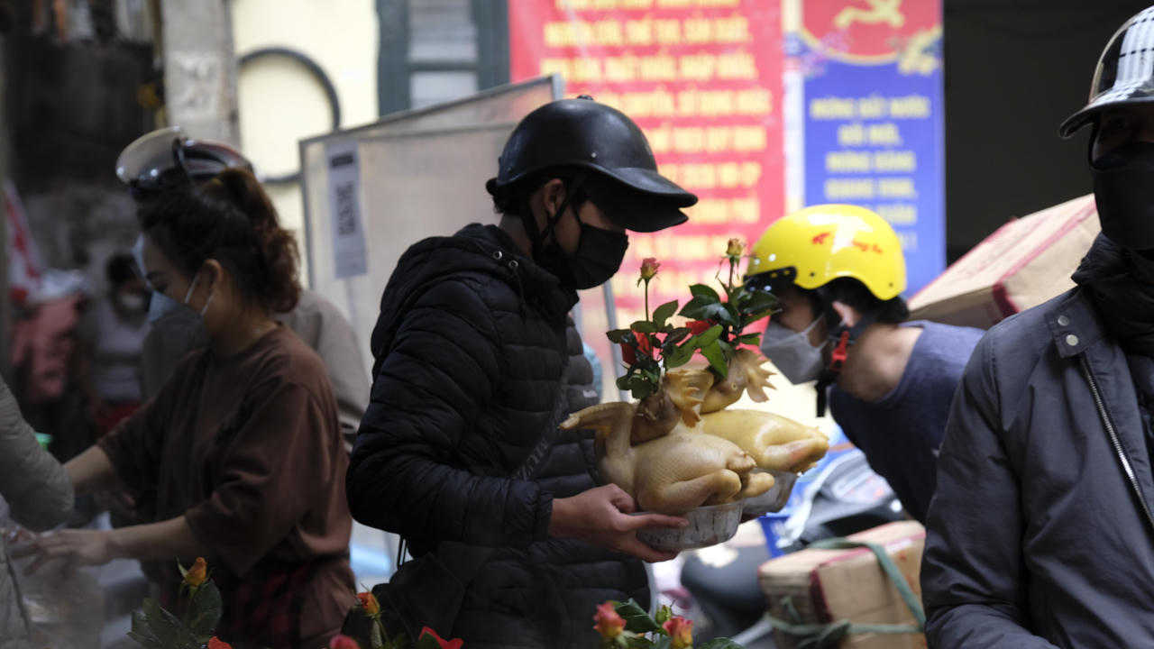 'Gà ngậm hoa hồng' khu phố cổ Hà Nội đắt khách ngày ông Công ông Táo